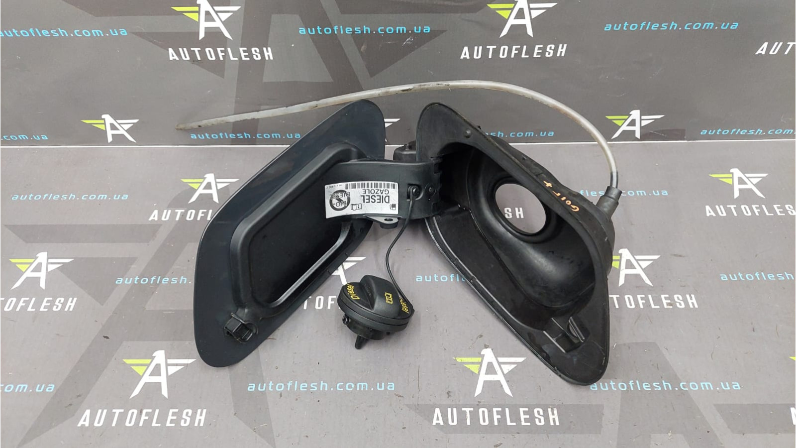 Лючок бензобака в сборе 5G0809857, 1K0010497C код краски 5K5K Volkswagen Golf 7 гольф 7 хетчбек бу